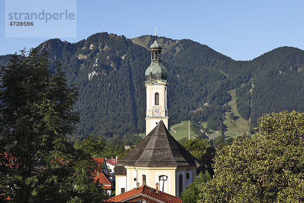 Pfarrkirche St. Jakob in Lenggries und Brauneck  Oberbayern  Bayern  Deutschland  Europa