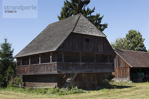 Alter Getreidespeicher in Anglberg  Gemeinde Zolling  Oberbayern  Bayern  Deutschland  Europa