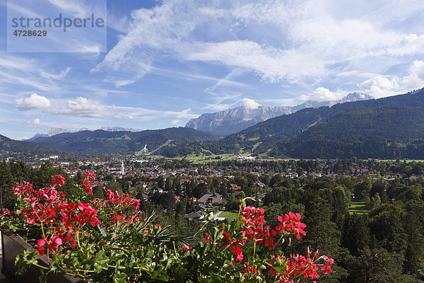 Blick von Kriegergedächtniskapelle über Garmisch-Partenkirchen  Werdenfelser Land  Oberbayern  Bayern  Deutschland  Europa