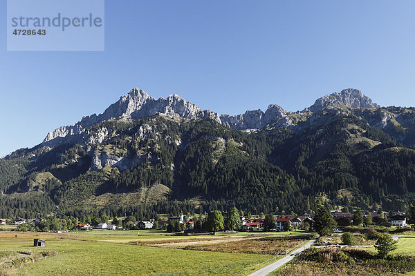 Nesselwängle  Tannheimer Tal  Berge Gimpel links und Kellenspitze  Kellespitze oder Köllenspitze  Tannheimer Berge  Tirol  Österreich  Europa
