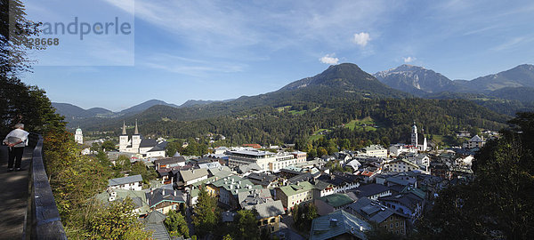 Stadtansicht vom Soleleitungsweg mit Stiftskirche St. Peter und Johannes der Täufer mit Doppelturm und rechts Franziskanerkirche  Berchtesgaden  Berchtesgadener Land  Oberbayern  Bayern  Deutschland  Europa