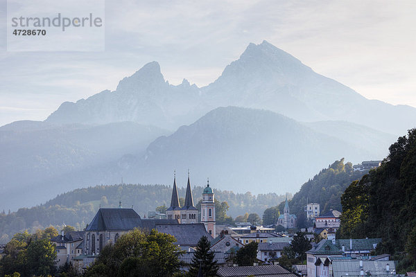 Stadtansicht mit Pfarrkirche St. Andreas und Stiftskirche St. Peter und Johannes der Täufer mit Doppelturm  hinten Watzmann  Berchtesgaden  Berchtesgadener Land  Oberbayern  Bayern  Deutschland  Europa