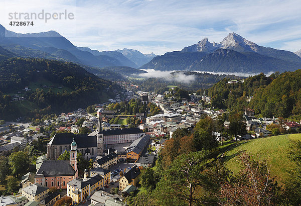 Blick vom Lockstein über Berchtesgaden  hinten rechts Watzmann  Berchtesgadener Land  Oberbayern  Bayern  Deutschland  Europa