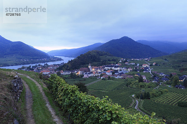 Spitz und Donau in Abenddämmerung  Wachau  Waldviertel  Niederösterreich  Österreich  Europa