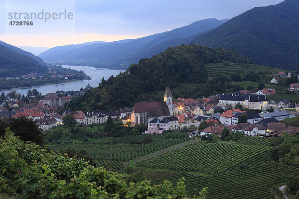 Spitz und Donau in Abenddämmerung  Wachau  Waldviertel  Niederösterreich  Österreich  Europa