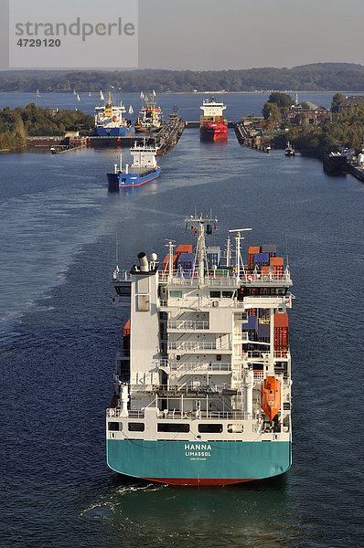 Schiffsverkehr an der Schleuse Holtenau  Nord-Ostsee-Kanal  Kiel  Schleswig-Holstein  Deutschland  Europa