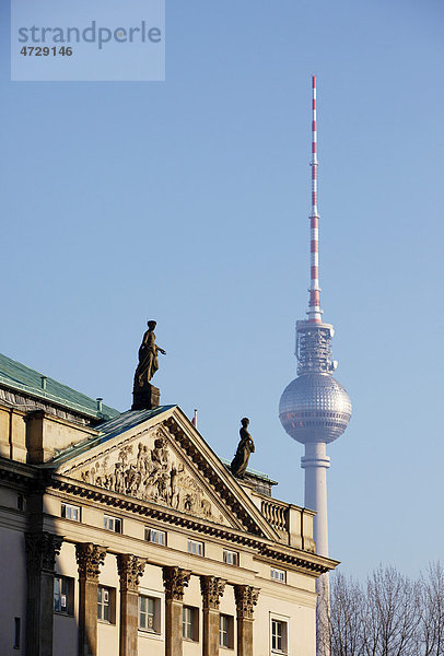 Fernsehturm hinter  Staatsoper Unter den Linden  Berlin  Deutschland  Europa