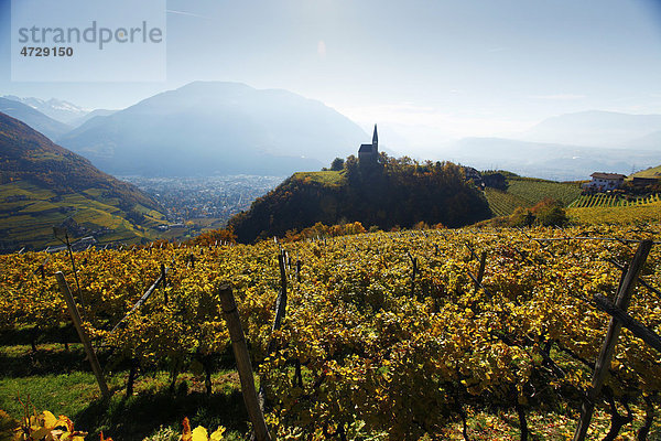 Kirche St. Georgen mit Blick ins Tal auf Bozen im Herbst  Jenesien  San Genesio  Bozen  Südtirol  Italien  Europa