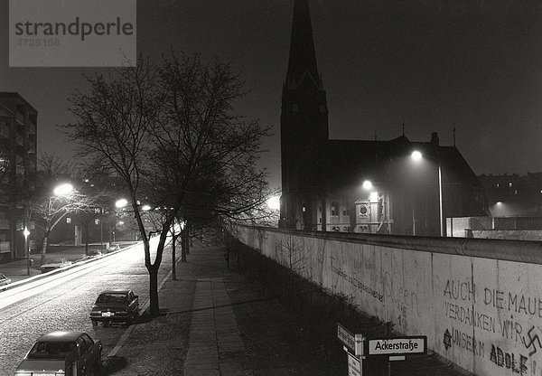 Blick über die Berliner Mauer Winter 1985 an der Bernauerstraße mit Versöhnungskirche kurz vor deren Abriss auf Grenzstreifen  Berlin  Deutschland  Europa