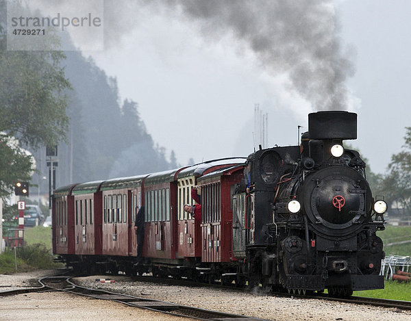 Eine alte Dampflokomotive der Zillertaler Verkehrsbetriebe fährt als Touristenattraktion ins Zillertal  bei Fügen  Tirol  Österreich  Europa