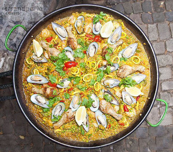 Paella  spanisches Reisgericht  mit Meeresfrüchten und Hühnerfleisch  Serie  Nr. 7