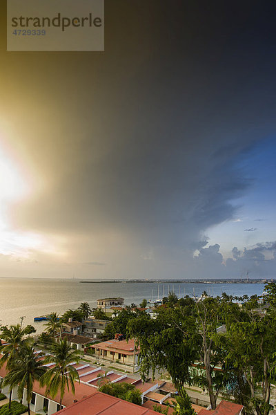 Aufziehendes Gewitter über Palacio de Valle in Cienfuegos  Kuba  Karibik  Amerika