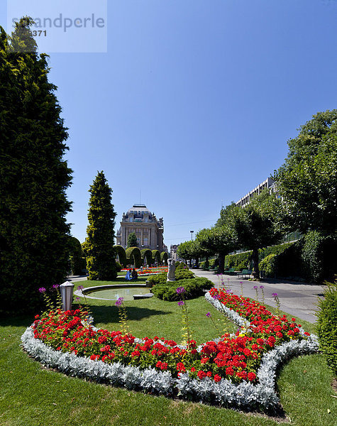 Park in Lausanne mit Blick auf ein historisches Gebäude  Lausanne  Kanton Waadt  Genfer See  Schweiz  Europa Kanton Waadt