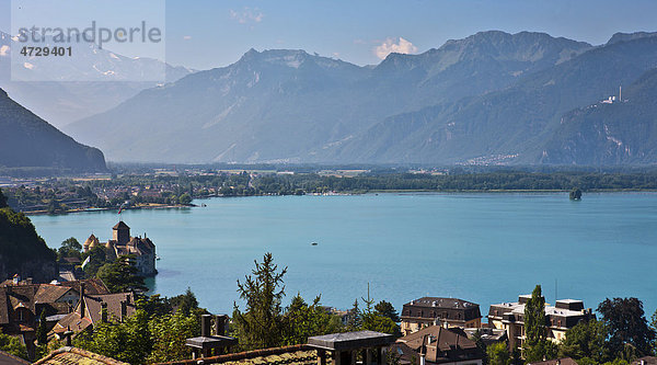 Blick über den Genfer See  links die Wasserburg Schloss Chillon  Montreux  Kanton Waadt  Schweiz  Europa Kanton Waadt