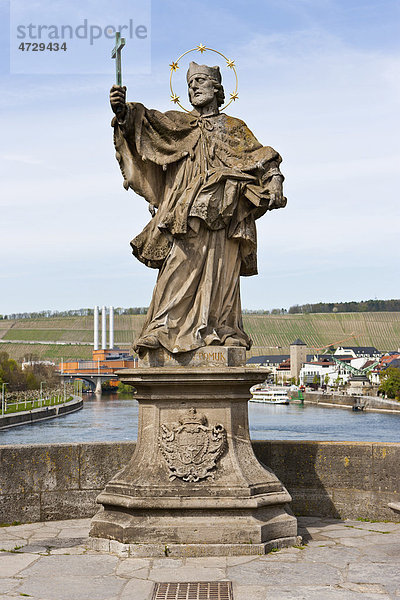 Alte Mainbrücke mit heiligem St. Johannes von Nepomuk  Würzburg  Bayern  Deutschland  Europa