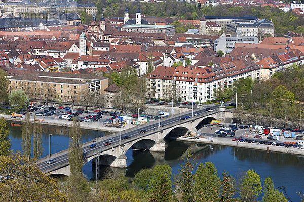 Blick von der Festung Marienberg auf Würzburg  Fluss Main  Ludwigsbrücke  Würzburg  Franken  Bayern  Deutschland  Europa