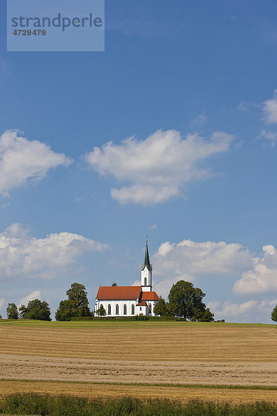 Einsame Kirche auf dem Land  Bayern  Deutschland  Europa