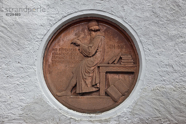 Denkmal von Gutenberg an einem Haus Idstein  Deutsche Fachwerkstraße  Rheingau-Taunus-Kreis  Hessen  Deutschland  Europa