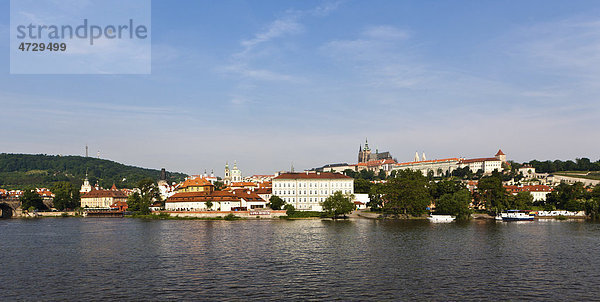 Blick über die Moldau  hinten Prager Burg  Veitsdom  Hradschin  Prag  Böhmen  Tschechische Republik  Europa