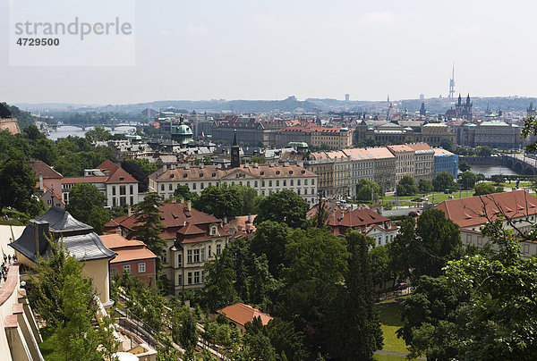Blick vom Hradschin über die Stadt Prag  Böhmen  Tschechische Republik  Europa