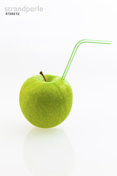 Apfel mit Strohhalm als Erfrischungsgetränk