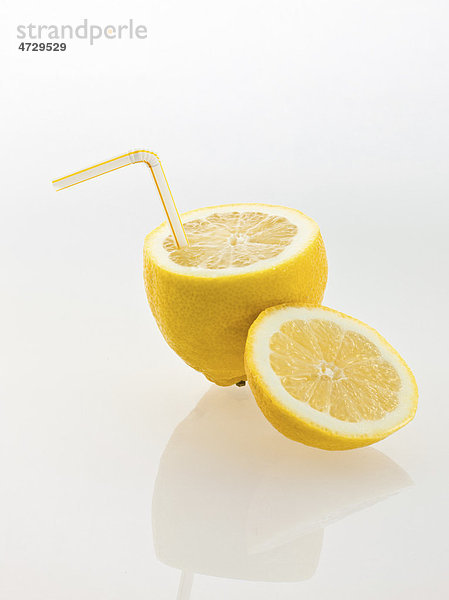 Zitrone mit Strohhalm als Erfrischungsgetränk