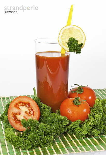 Tomatensaft im Glas mit Tomaten  Zitrone und Petersilie