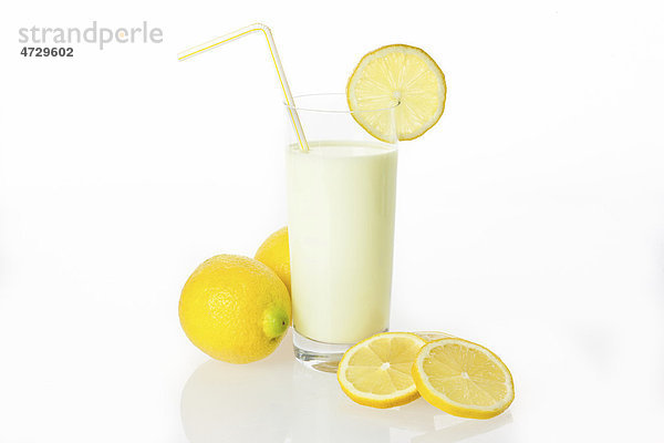 Trinkjoghurt Zitrone  Zitronenshake im Glas mit Zitronen