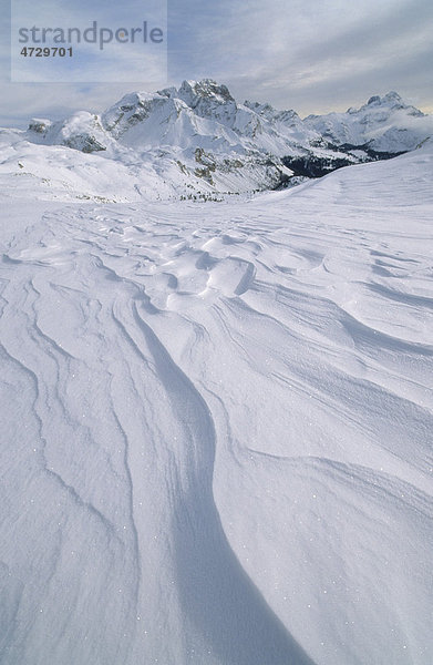 Schneeverwehungen vor der Kleinen Gaisl  2859m  Naturpark Fanes-Sennes-Prags  Dolomiten  Italien  Europa