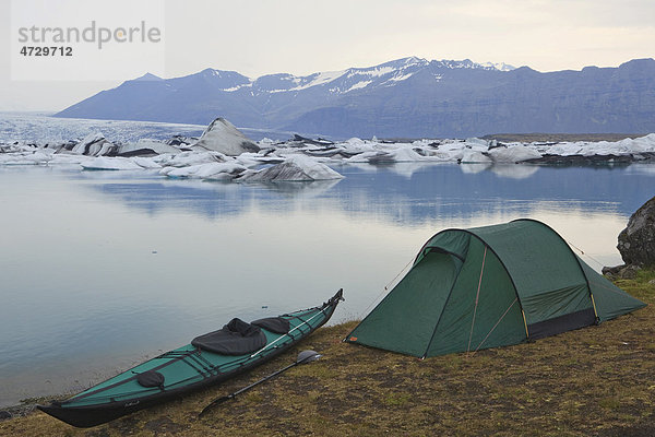 Nachtlager mit Zelt und Faltkajak am Gletschersee Jökulsarlon  Island  Europa