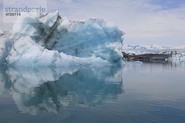 Schwimmender Eisberg auf dem Gletschersee Jökulsarlon  Island  Europa