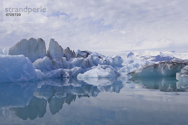 Eisbergkulisse auf dem Gletschersee Jökulsarlon  Island  Europa