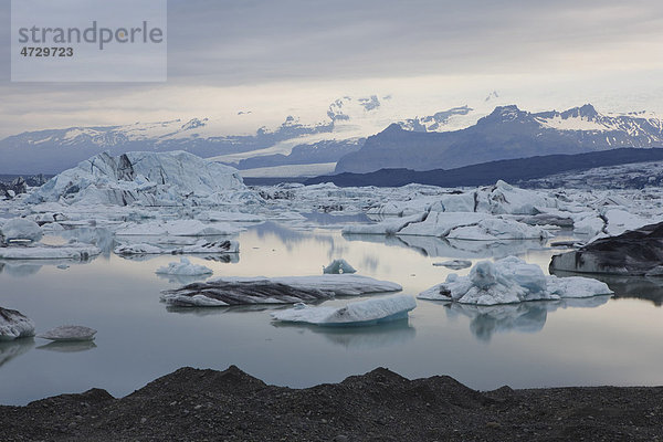 Eisberge spiegeln sich im ruhigen Gletschersee Jökulsarlon  Island