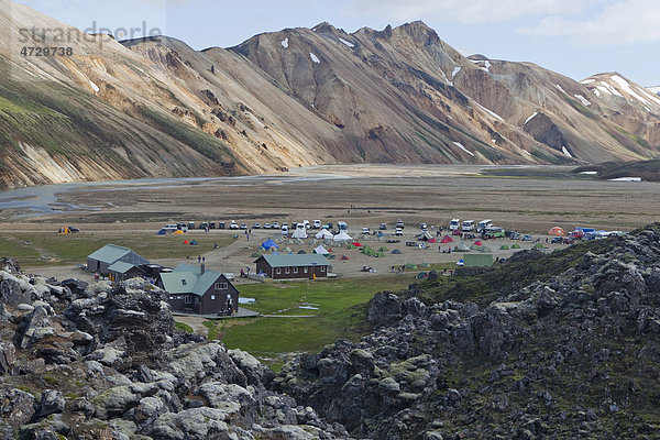 Basislager in einer Vulkanlandschaft  Landmannalaugar  Island  Europa