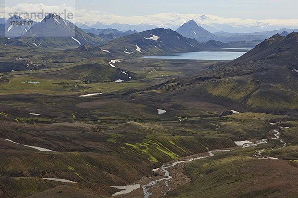 Vulkanlandschaft mit Schneefeldern und hinten dem Gletscher Eyjafjallajökull  Island  Europa