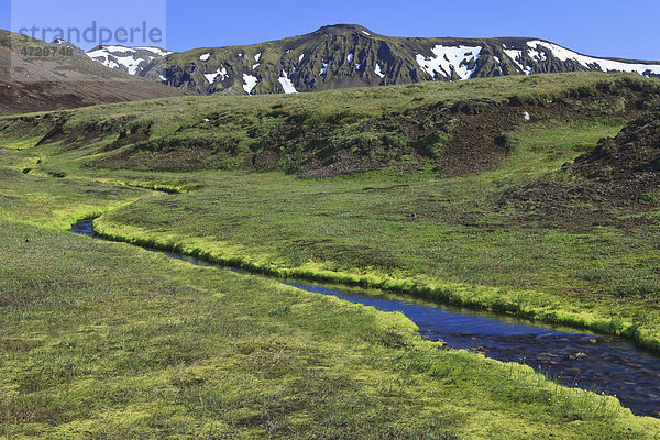 Klarer Bach in einer Vulkanlandschaft  Eyjafjallajökull  Island  Europa