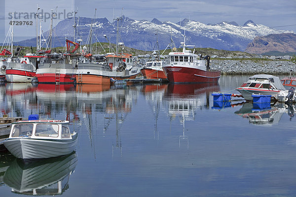 Fischerboote im Hafen von Vevelstadt  Stokkefjorden  Norwegen  Skandinavien  Europa