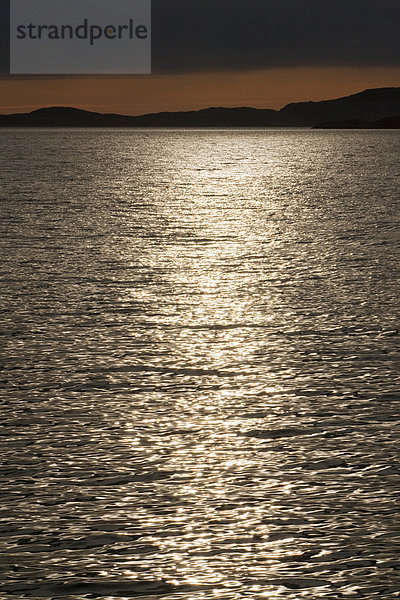Lichtreflexionen der Sonne bei Abenddämmerung  Rodoyfjorden  Norwegen  Skandinavien  Europa
