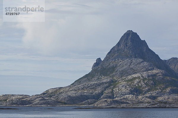 Berge in der Fjordlandschaft Norwegens  Sörfoldar  Norwegen  Skandinavien  Europa