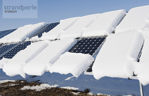 Schnee rutscht von Solarzellen ab  Winter  Landshut  Niederbayern  Bayern  Deutschland  Europa