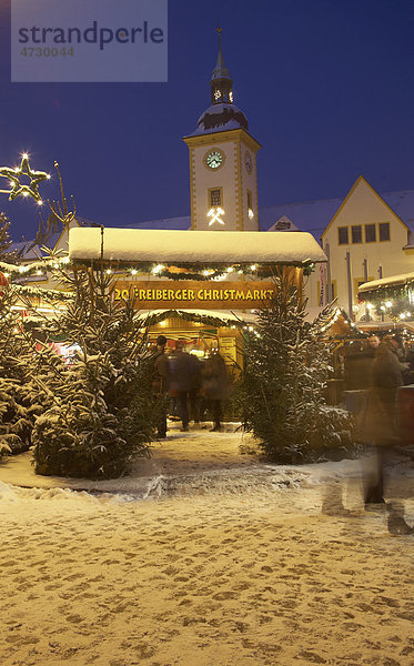 Eingang  Weihnachtsmarkt auf dem Obermarkt vor dem Rathaus  Freiberg  Sachsen  Deutschland  Europa