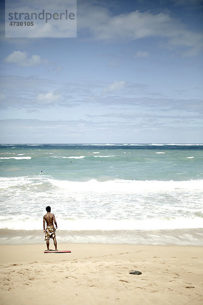 Surfer am Strand  Paia Bay  Bucht von Paia  Maui  Hawaii  USA