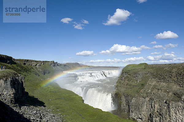 Wasserfall mit Regenbogen fällt in tiefe Schlucht  Gullfoss  Fluss Hvita  Haukadalur  Golden Circle  Island  Skandinavien  Nordeuropa  Europa