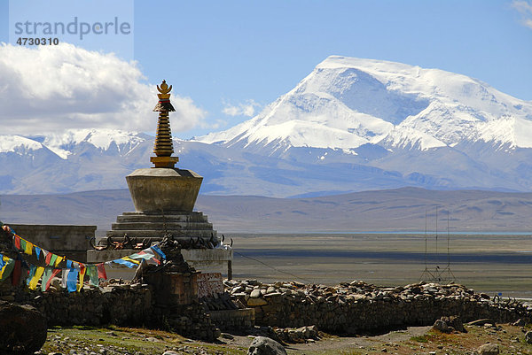 Tibetischer Buddhismus  Stupa  Chörten  Pilgerort Darchen  schneebedeckter Berg Gurla Mandhata  Kailash Region  Himalaja  Himalaya  Autonomes Gebiet Tibet  Volksrepublik China  Asien