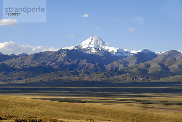 Tibetischer Buddhismus  weite Hochebene  schneebedeckter heiliger Berg  Gipfel des Kailash  6714 m Höhe  Südseite mit Rinne  Gang Rinpoche  Gang-Tise-Gebirge  Transhimalaya  Himalaja  Himalaya  Westtibet  Autonomes Gebiet Tibet  Volksrepublik China  Asien