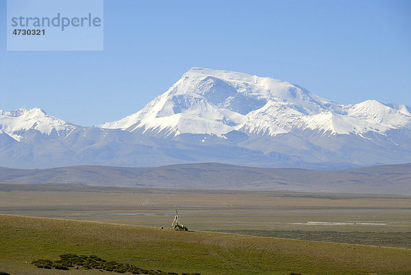 Weite Hochebene  schneebedeckter Berg Gurla Mandhata  breiter Gipfel  7694 m Höhe  Himalaja  Himalaya  Westtibet  Autonomes Gebiet Tibet  Volksrepublik China  Asien