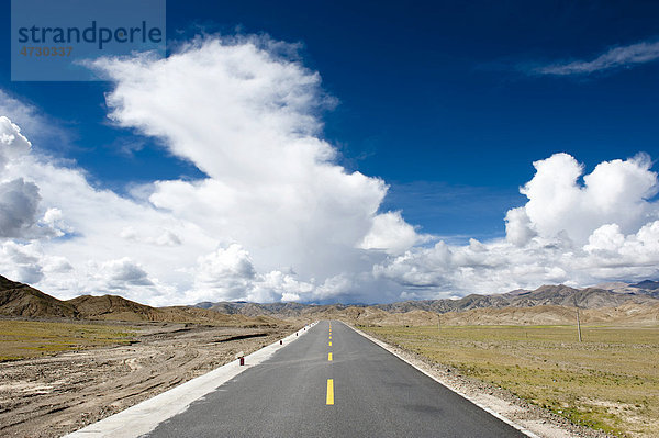 Neue gerade Straße G 219 aus Asphalt  weite Landschaft  blauer weiter Himmel  Transhimalaja  Himalaja  Zentraltibet  ‹-Tsang  Autonomes Gebiet Tibet  Volksrepublik China  Asien