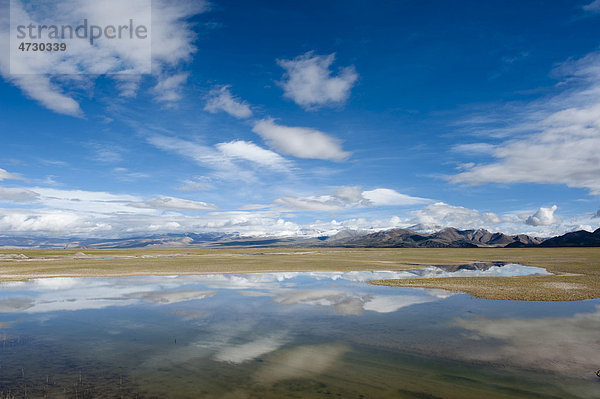 Berge und Wolken spiegeln sich im See  weite Landschaft  weiter Himmel  Transhimalaja  Himalaja  Zentraltibet  ‹-Tsang  Autonomes Gebiet Tibet  Volksrepublik China  Asien