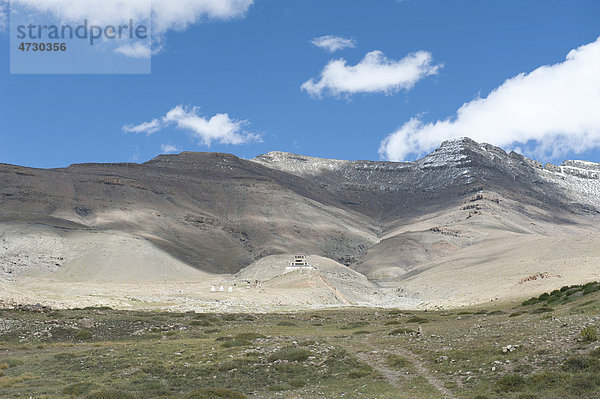 Tibetischer Buddhismus  Kloster Gyangdrak Gompa am Berghang  Kailash  Ngari  Gang-Tise-Gebirge  Transhimalaja  Himalaja  Westtibet  Autonomes Gebiet Tibet  Volksrepublik China  Asien