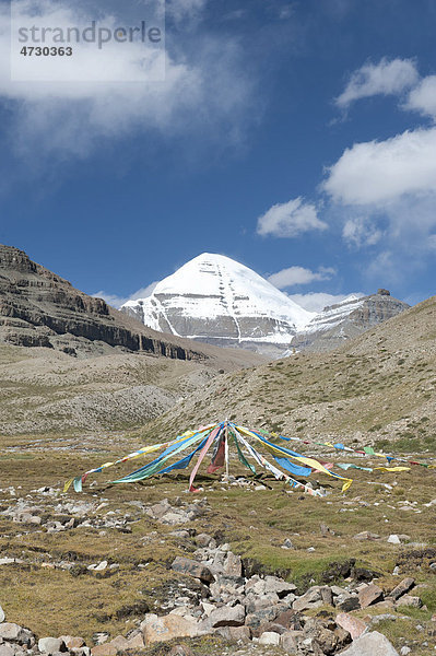 Tibetischer Buddhismus  bunte Gebetsfahnen  schneebedeckter heiliger Berg Kailash  Gang Rinpoche  Südseite mit Rinne  Pilgerweg beim Kloster Selung Gompa  Kora  Ngari  Gang-Tise-Gebirge  Transhimalaja  Himalaja  Westtibet  Autonomes Gebiet Tibet  Volksrepublik China  Asien